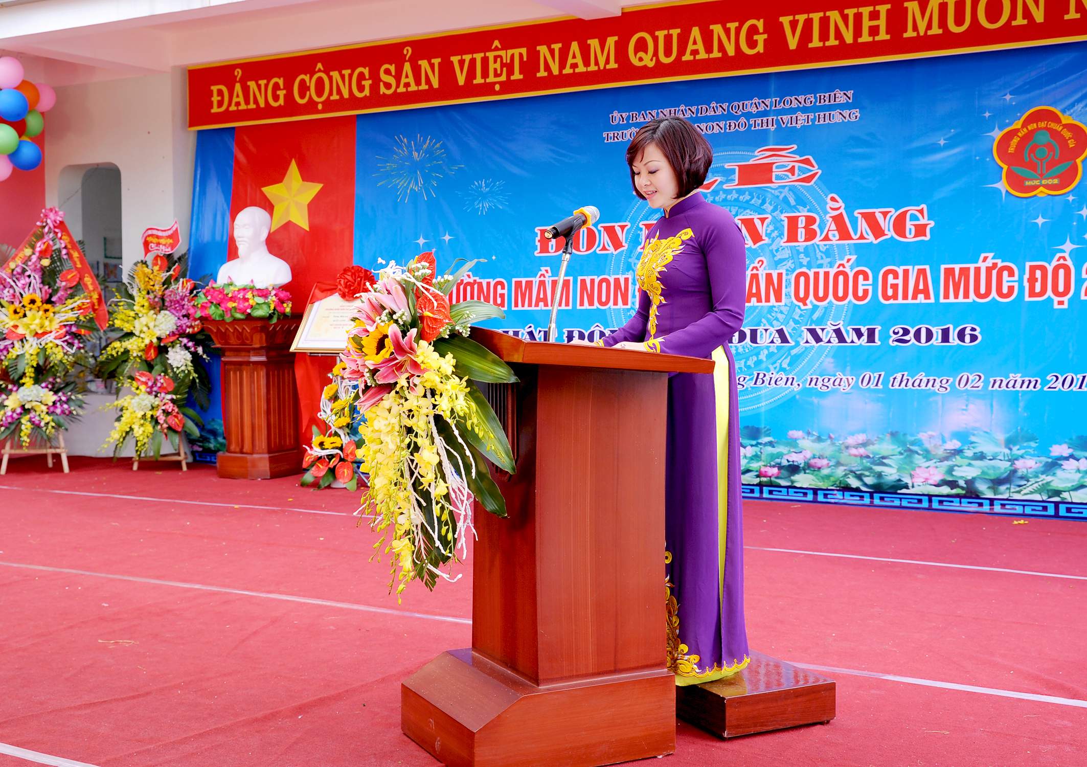 Đ/c Trần Thị Hoàng Lâm - Hiệu trưởng nhà trường đọc diễn văn giới thiệu.